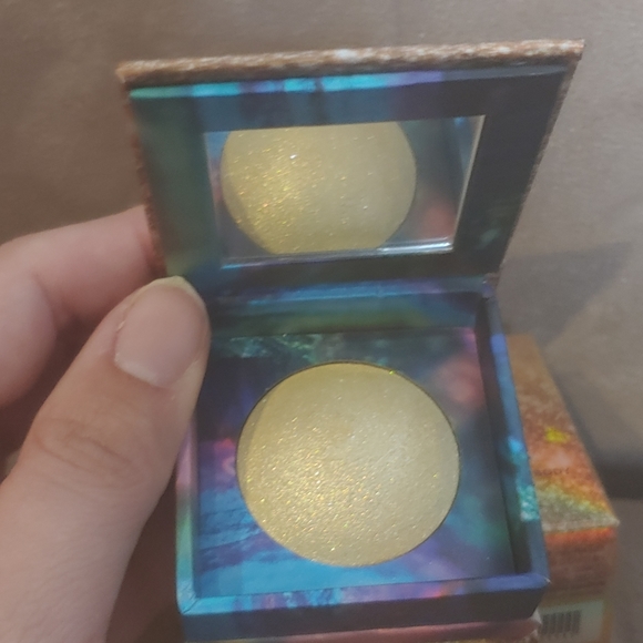 Urban Decay Space Powder plus RT Highlighter Brush - Picture 4 of 6